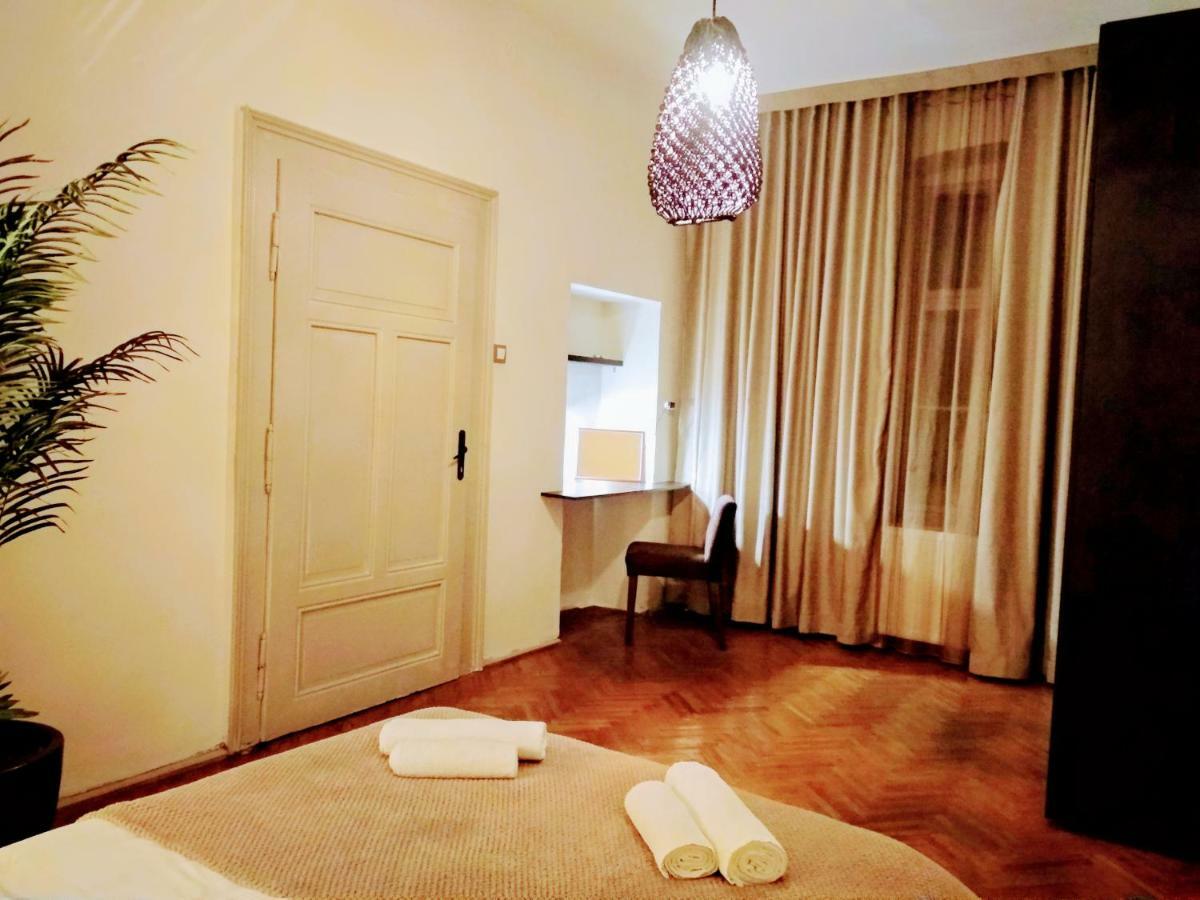 Charming Vintage Apartment Piata Sfatului บราชอฟ ภายนอก รูปภาพ